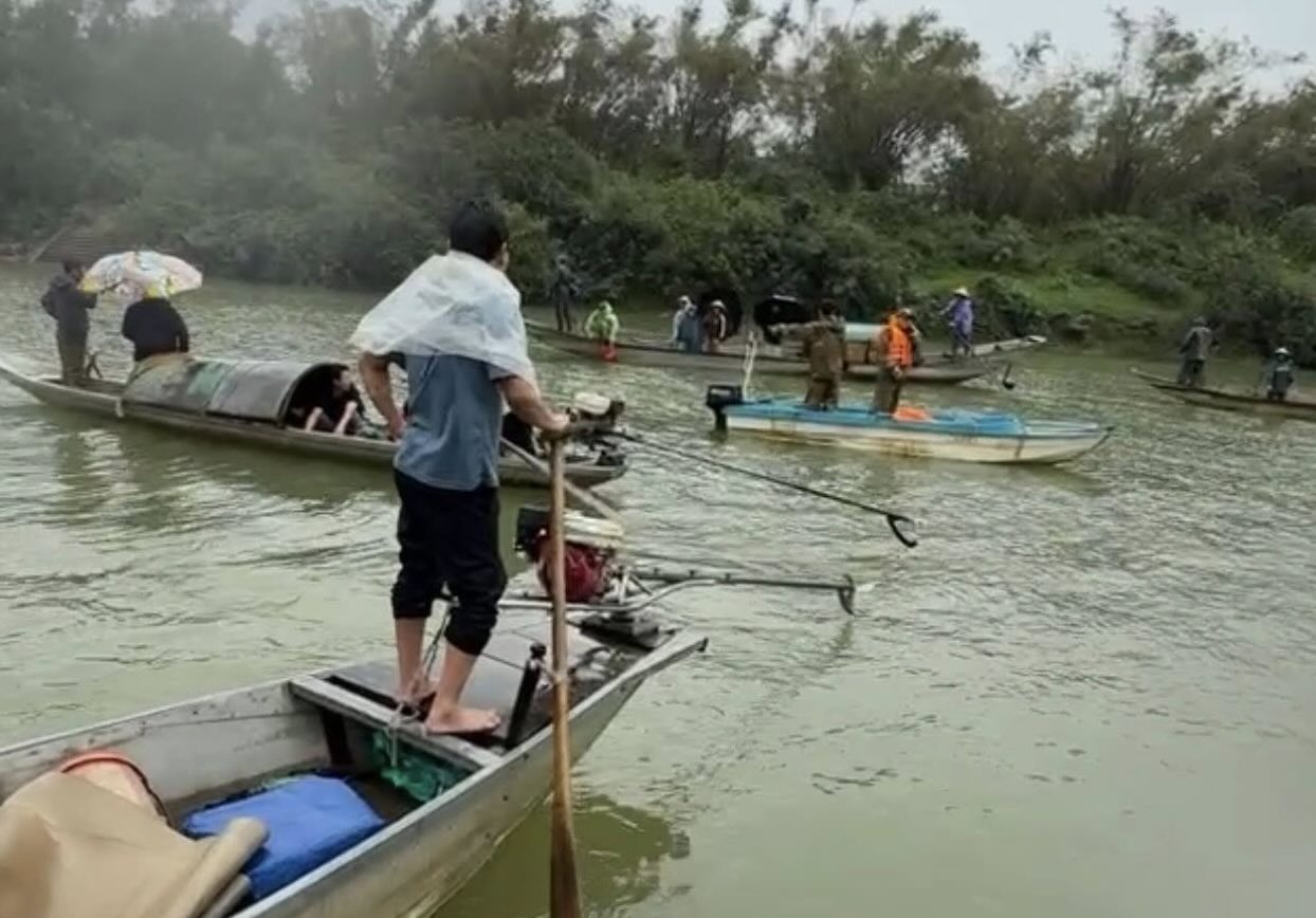 지안 강에서 배가 전복되어 많은 사람들이 실종되었습니다. 사진: 하이히에우