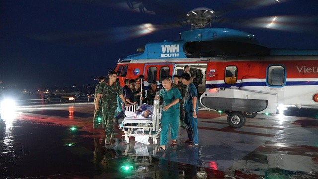 Helicopter crew and emergency forces are ready to depart for duty at any time. Photo: Dinh Chinh