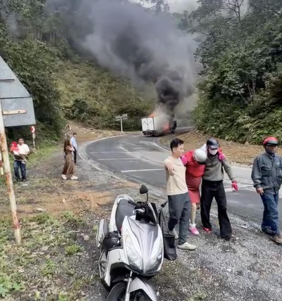 Nhiều người dân di chuyển trên đường đến ứng cứu tài xế trên xe tải gặp nạn. Ảnh: Hữu Long