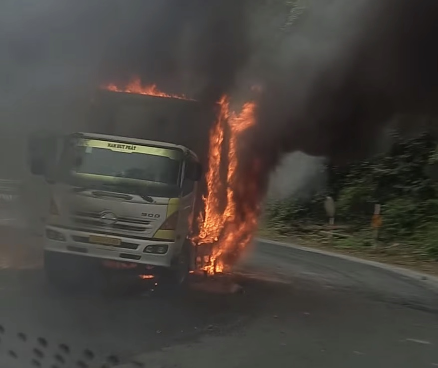 Truck fire on Khanh Le pass. Photo: Huu Long