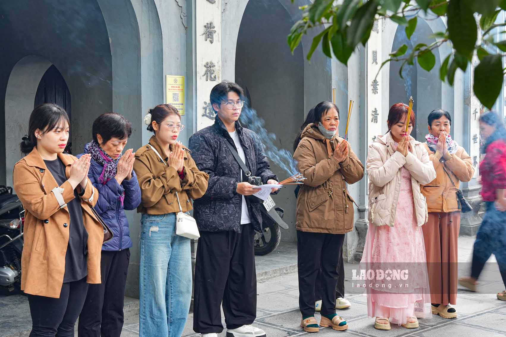 Nhiều người dân đi lễ chùa đầu năm để cầu bình an, hy vọng sự an khang, thịnh vượng.