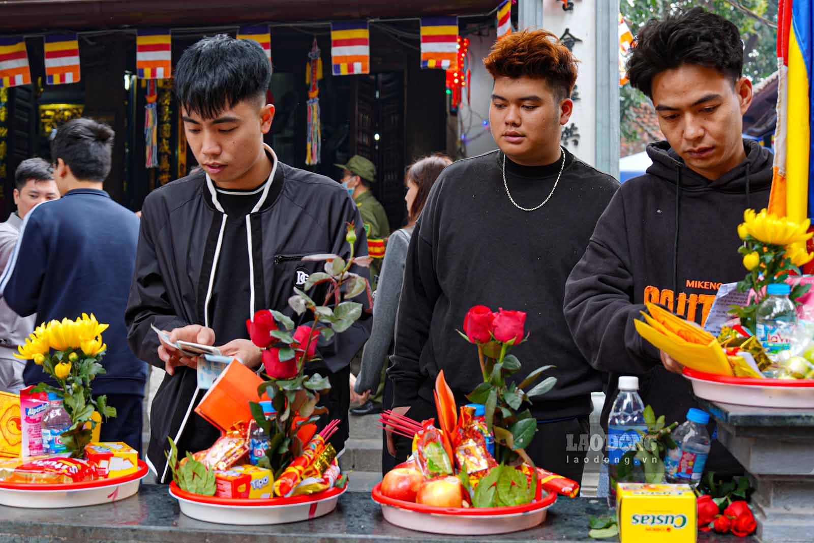 Nhiều bạn trẻ đến sớm chuẩn bị đồ lễ ưng ý và văn khấn cầu duyên cẩn thận. Các mâm lễ được chuẩn bị chu đáo gồm: hương, tiền vàng, hoa quả, bánh kẹo...