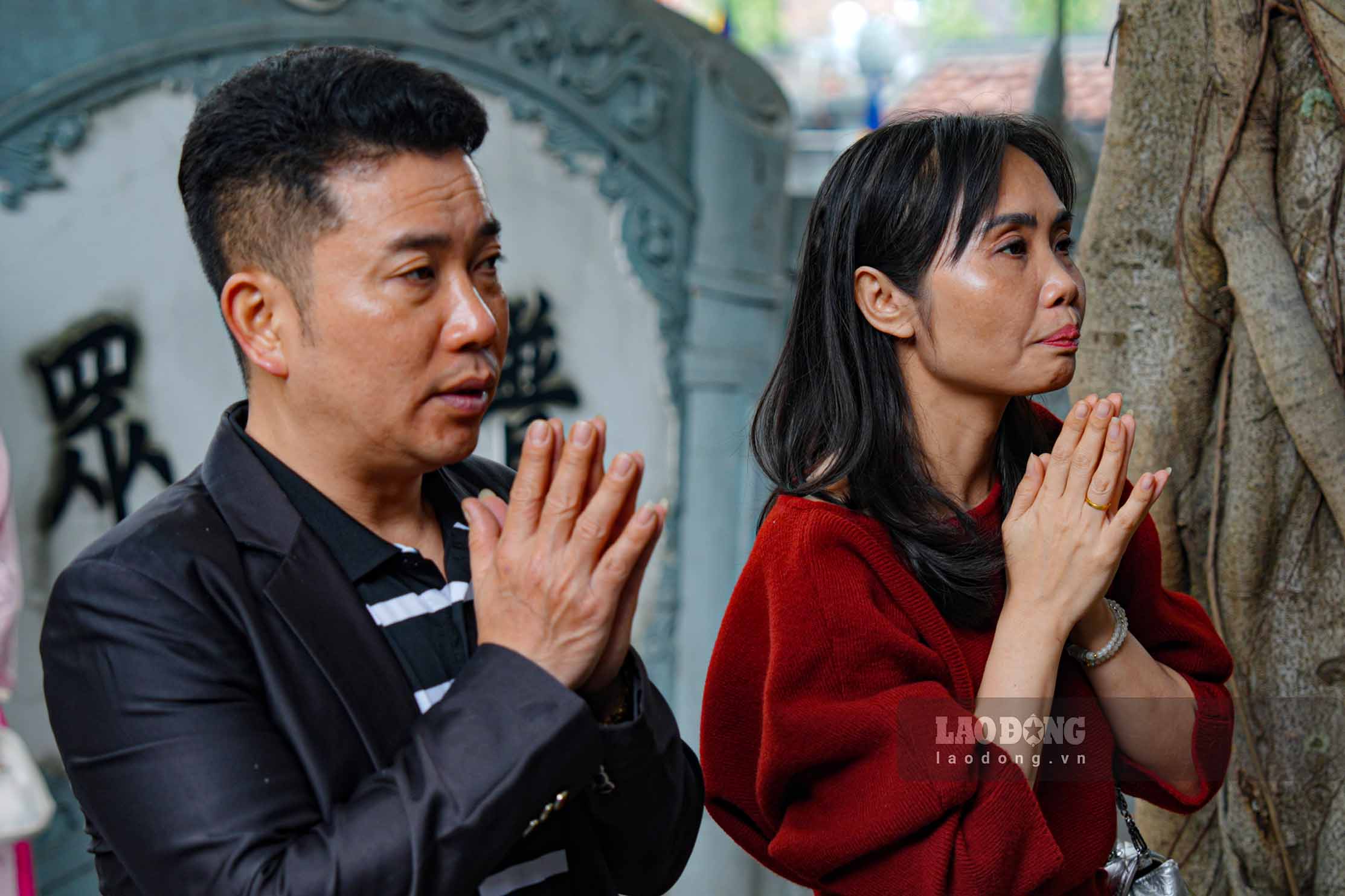 Nhiều gia đình cũng đến dâng hương, thành tâm cầu mong gia đình luôn hạnh phúc, hòa thuận và mọi việc trong năm được bình an, suôn sẻ. 