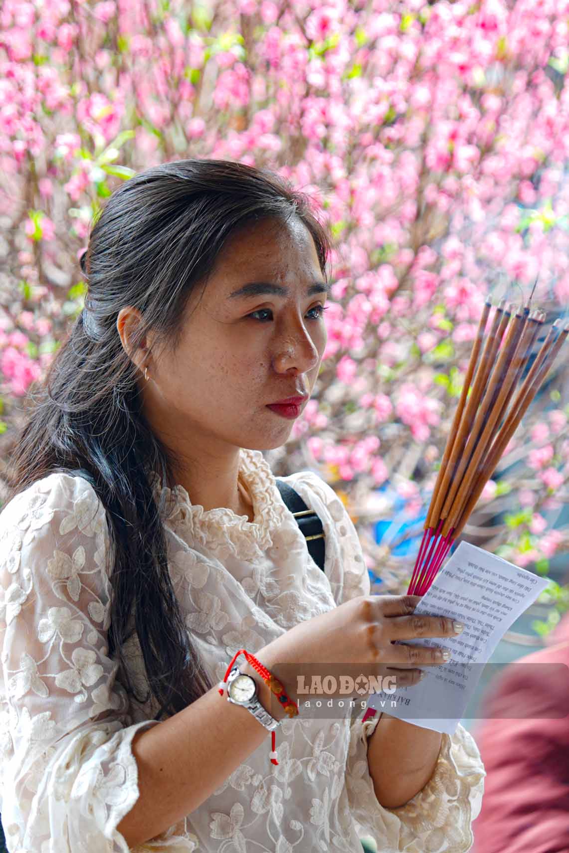 Bạn Trương Thị Lan Nhi (Quảng Trị) cho biết: “Cô đã đến Chùa Hà với mong muốn cầu bình an, sức khỏe và sự thuận hòa cho các thành viên trong gia đình. Bên cạnh đó, cô cũng thành tâm cầu duyên, hy vọng sớm gặp được người phù hợp và có một mối quan hệ nghiêm túc, lâu dài trong tương lai”.