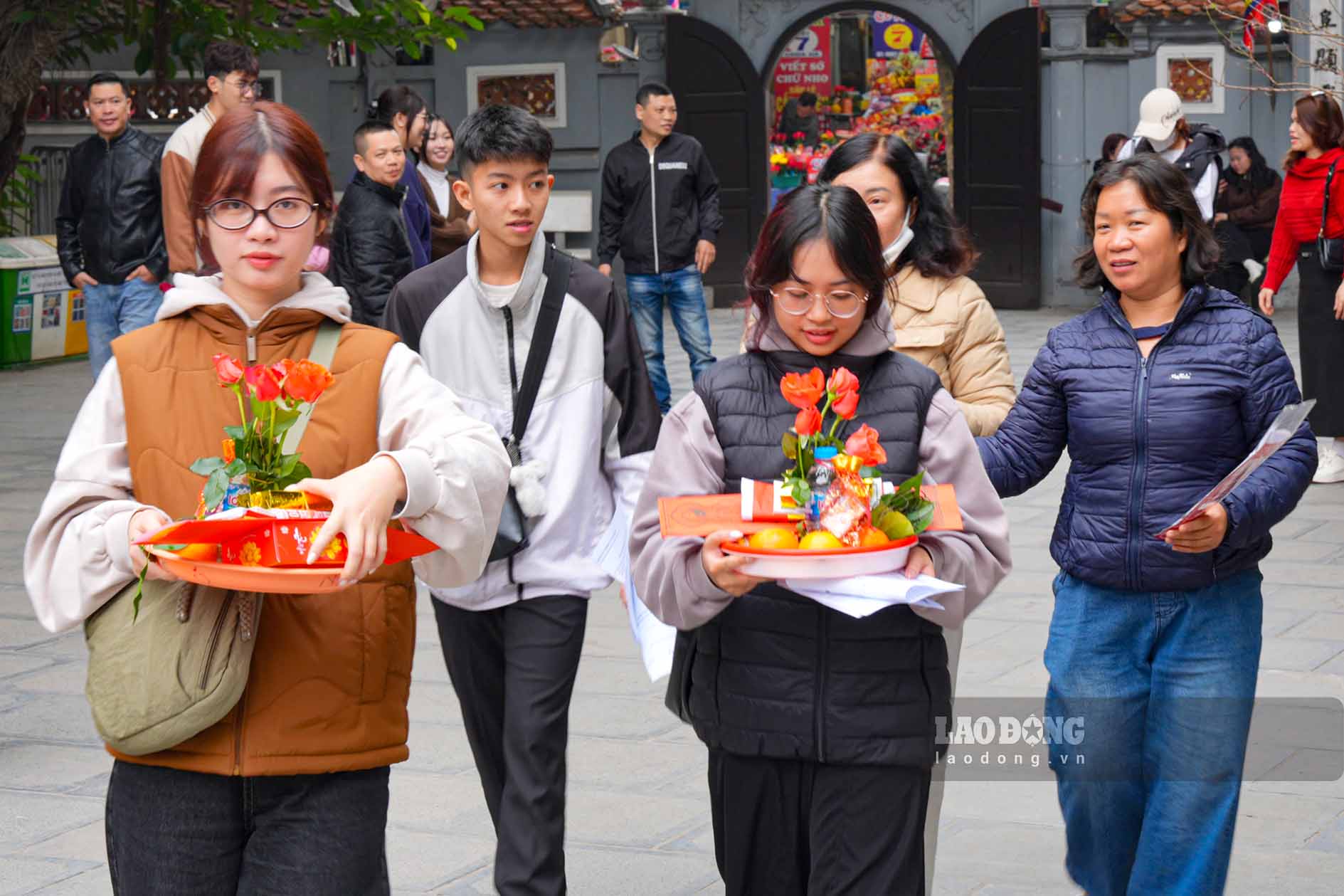 Những ngày đầu năm mới Bính Ngọ, chùa Hà (Cầu Giấy, Hà Nội) tấp nập người đến lễ bái.