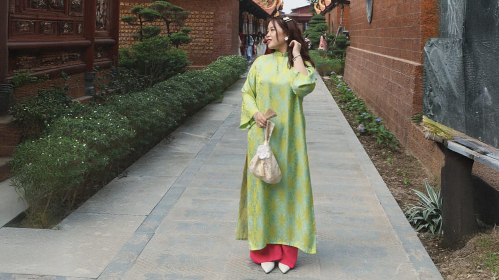 Ao dai in green tones helps women enhance their bright white skin. Photo: Huyen Trang