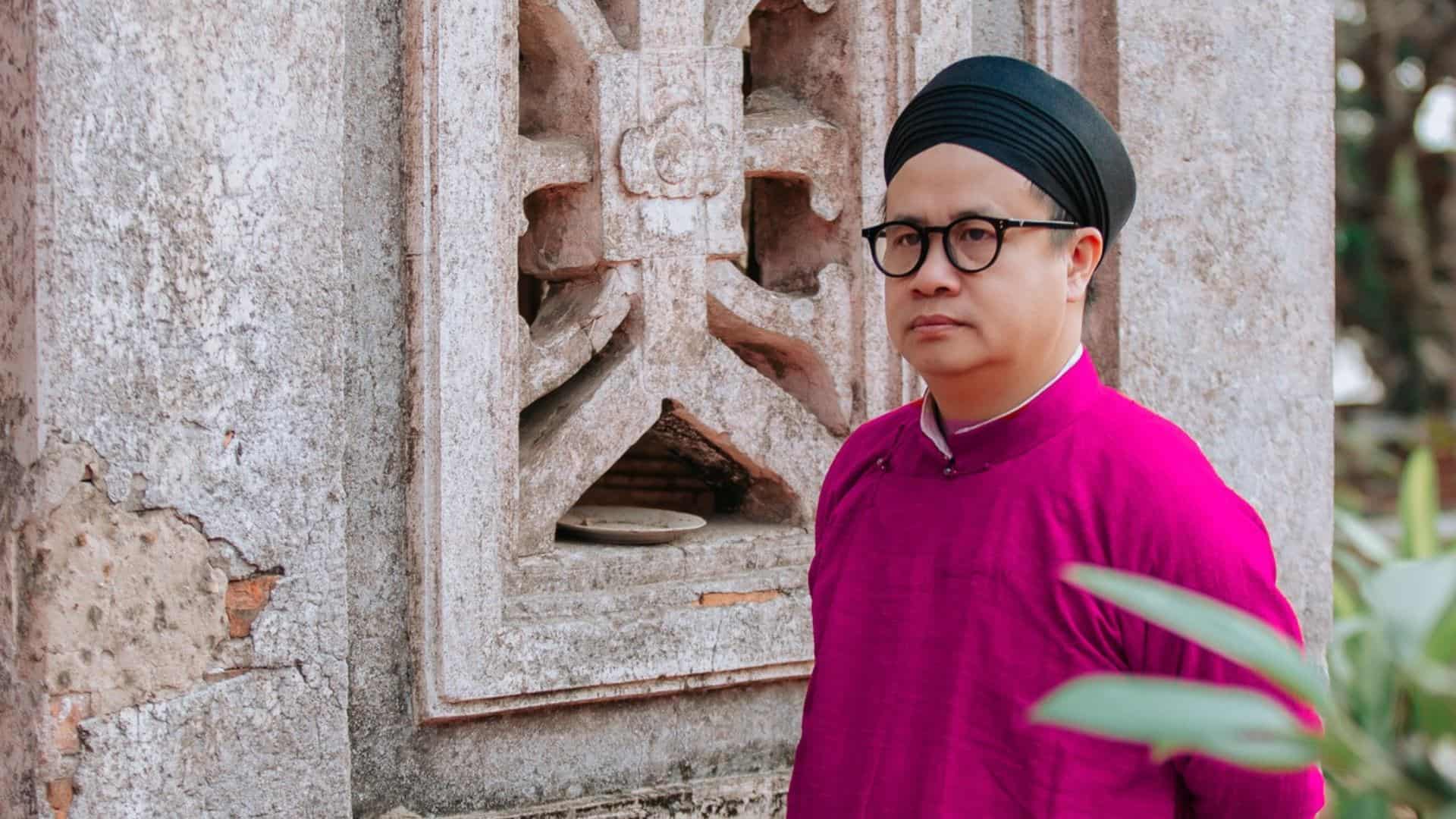 Hơn một thập kỷ qua, nhà nghiên cứu Nguyễn Đức Bình kiên trì theo đuổi hành trình nghiên cứu, phục hồi và đưa áo dài ngũ thân trở lại đời sống bằng cách tiếp cận nghiêm túc, gắn di sản với thực hành cộng đồng và bối cảnh văn hóa đương đại. Ảnh: NVCC