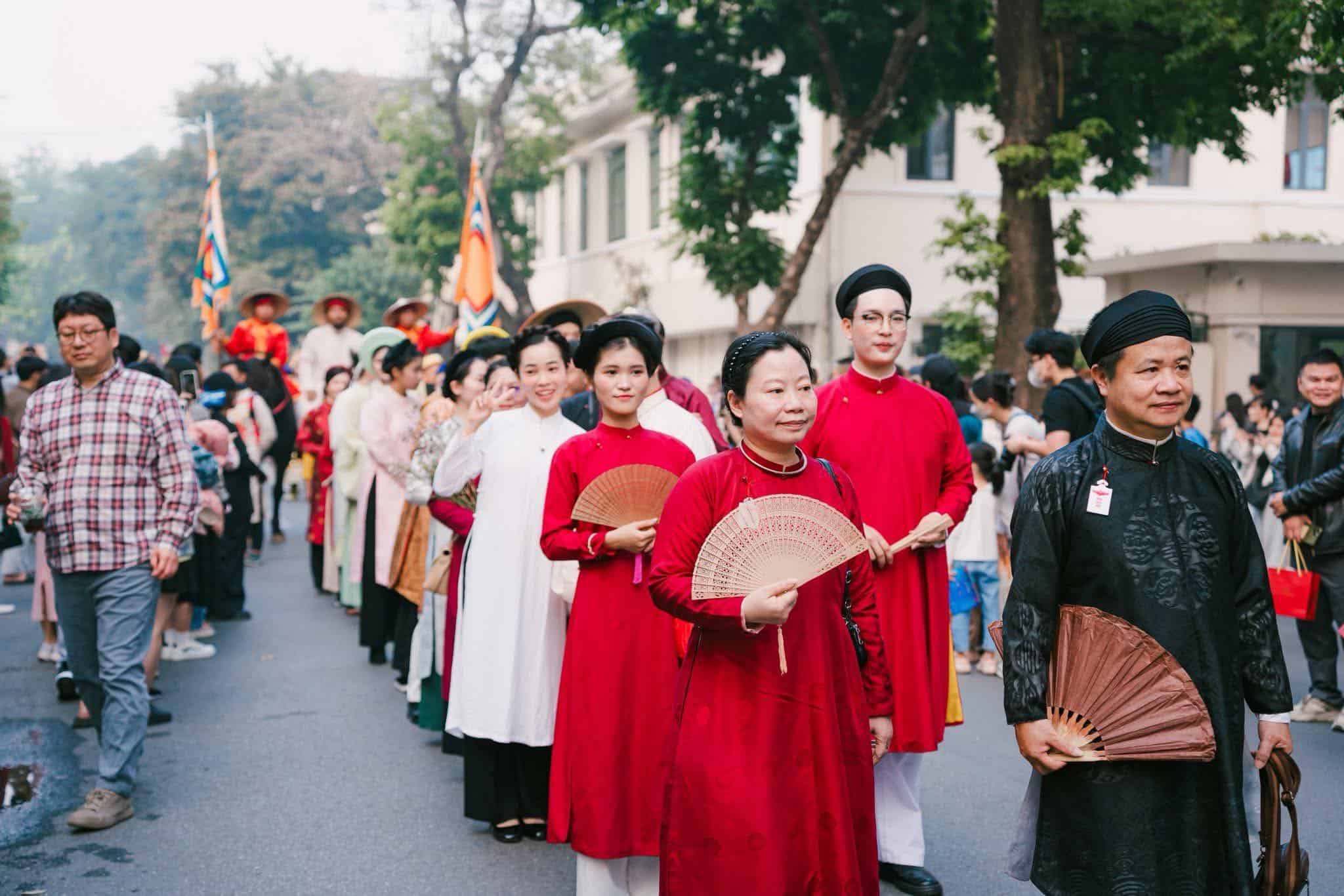 According to researcher Nguyen Duc Binh (black ao dai surrender), to prevent heritage from being "museumized", the most important thing is not to separate heritage from contemporary people. Photo: NVCC