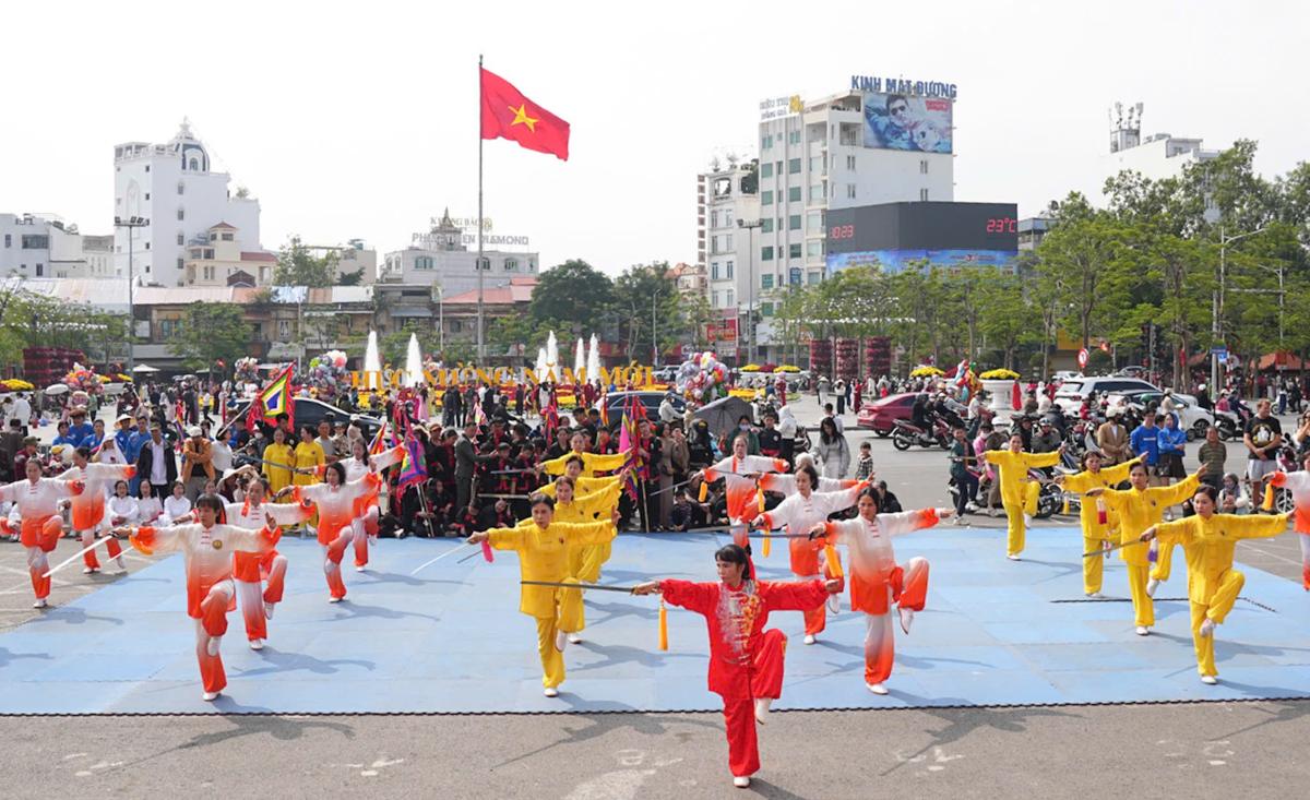 Các tiết mục biểu diễn thu hút đông đảo người dân. Ảnh: Đàm Thanh