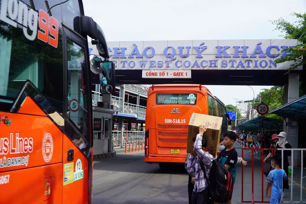 Xe khách từ các tỉnh miền Tây liên tục cập Bến xe Miền Tây trong chiều 19.2.