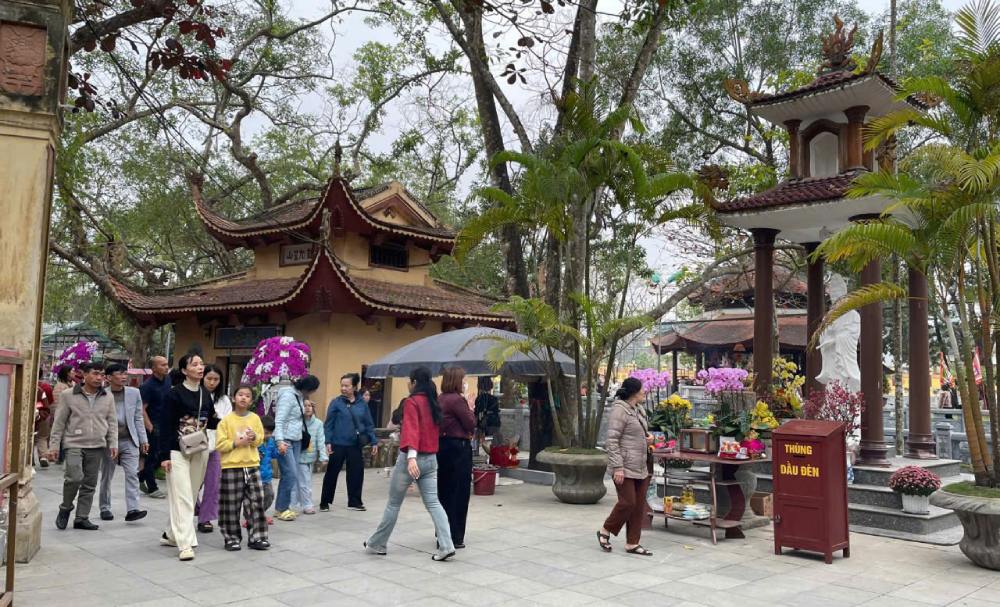People and tourists visiting Song Son temple in spring on the 3rd day of Tet. Photo: Quynh Chi