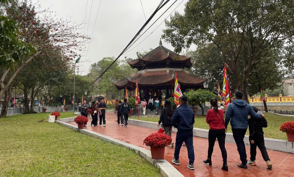Đầu xuân, đền Sòng Sơn (phường Quang Trung, Thanh Hóa) thu hút đông đảo người dân và du khách... Ảnh: Quỳnh Chi