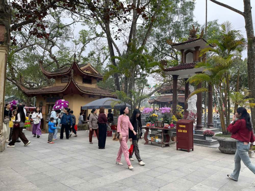 Đền Sòng thu hút đông đảo người dân, du khách dịp đầu năm. Ảnh: Quỳnh Chi