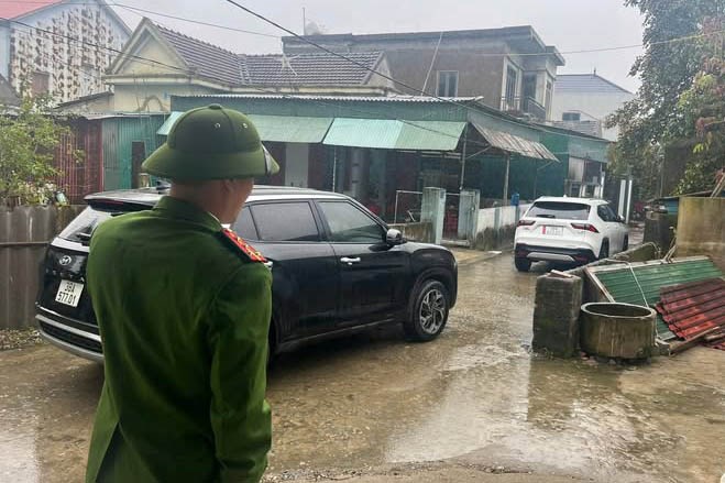 Công an phường Trần Phú, Hà Tĩnh, đến hiện trường xử lý việc đỗ 2 ô tô chắn đường cản trở giao thông. Ảnh cắt từ clip