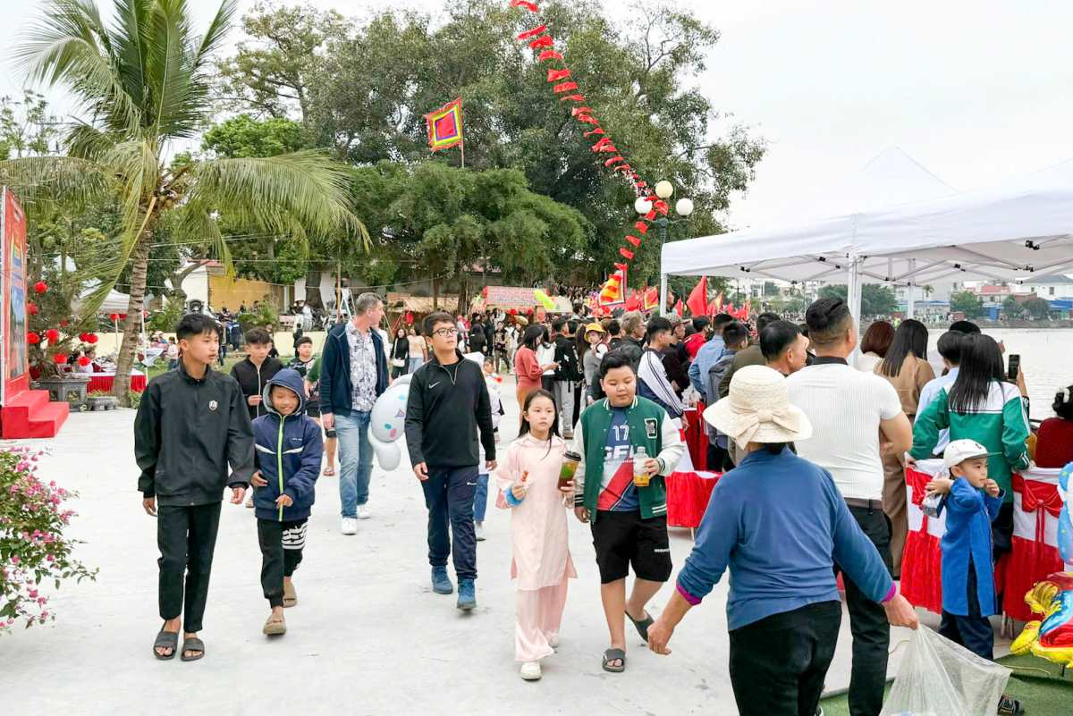 Đông đảo nhân dân dự lễ hội. Ảnh: Hồng Nhung