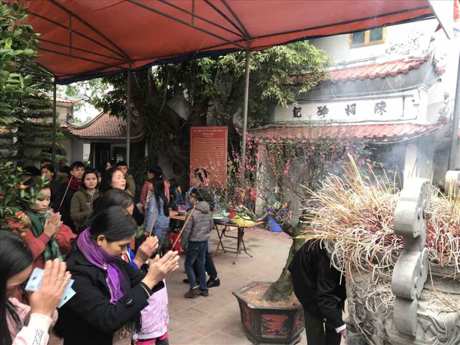 Người dân đi lễ chùa chủ yếu bày tỏ lòng thành, tránh mâm cao cỗ đầy, rải tiền lẻ khắp nơi như trước kia. Ảnh: Mai Hương