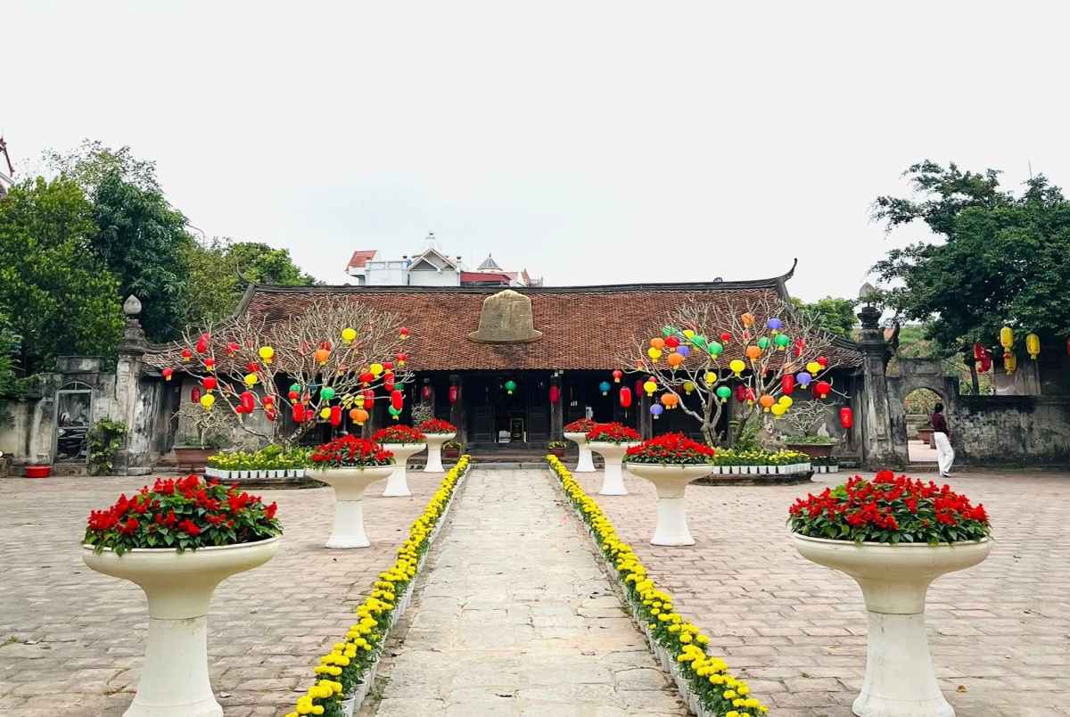 Chùa Chuông được trang hoàng rực rỡ dịp đầu năm mới. Ảnh: Chí Long