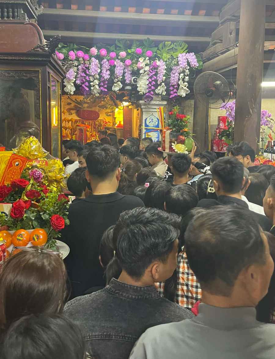 Du khách đổ về đền Mẫu Hưng Yên dâng hương, vãn cảnh đầu năm. Ảnh: Thanh Nhàn