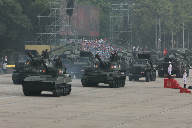 Modern weapons and military equipment participating in the A80 parade such as tanks, armored vehicles, missiles, and artillery exude the strength and power of the army. Photo: Hai Nguyen