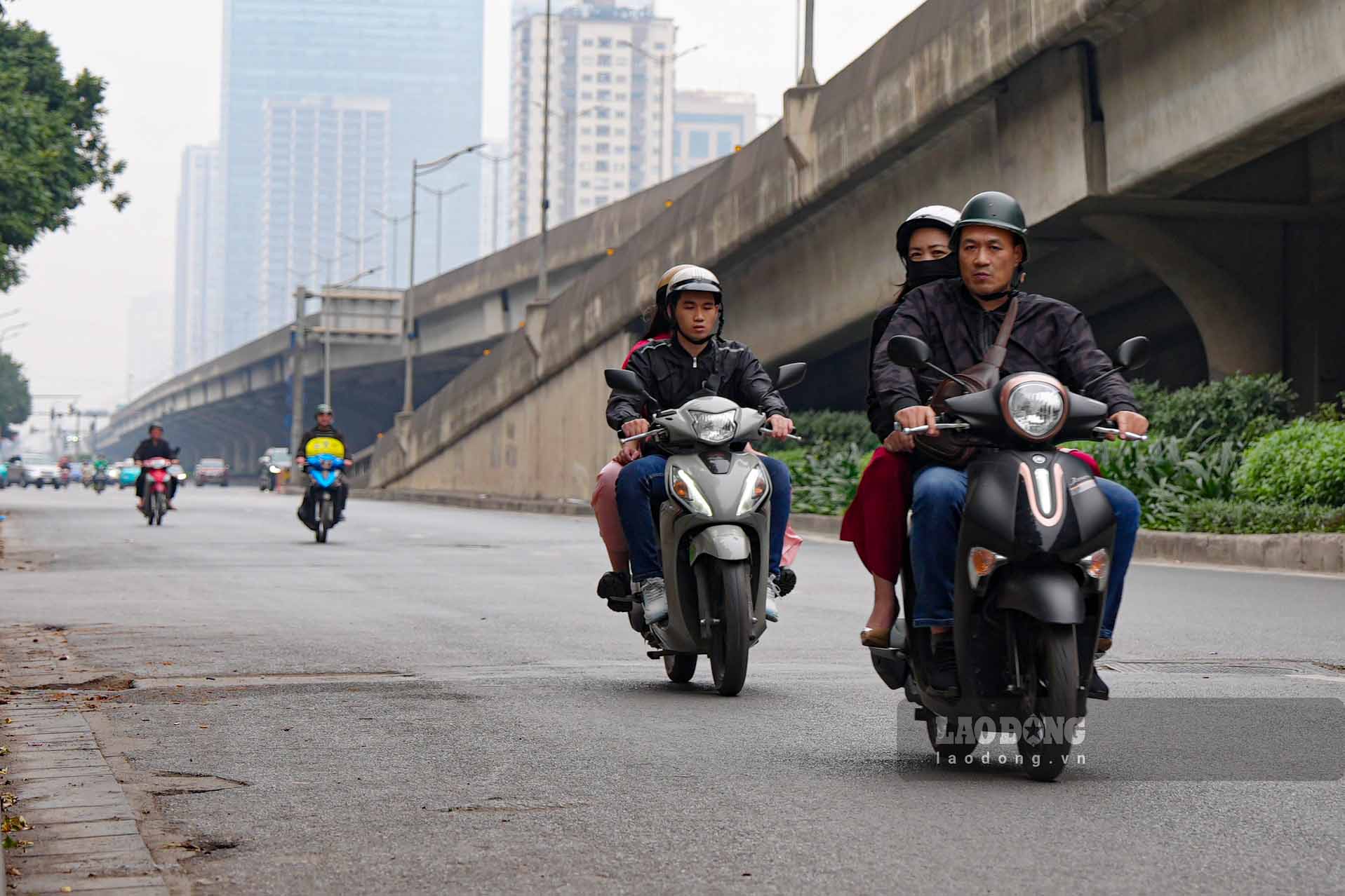 Tại đường Khuất Duy Tiến - một trong những điểm “nóng” giao thông của Thủ đô, các phương tiện di chuyển dễ dàng, tình hình giao thông tương đối thông thoáng.