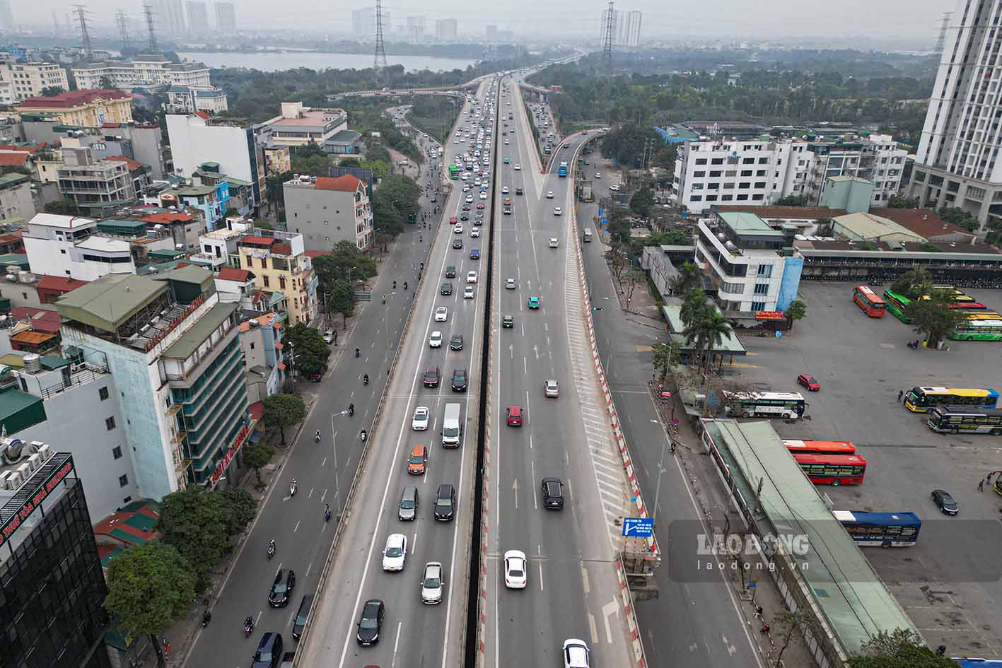 Lúc 16h30, khu vực Bến xe Nước Ngầm bắt đầu có xu hướng ùn ứ cục bộ.