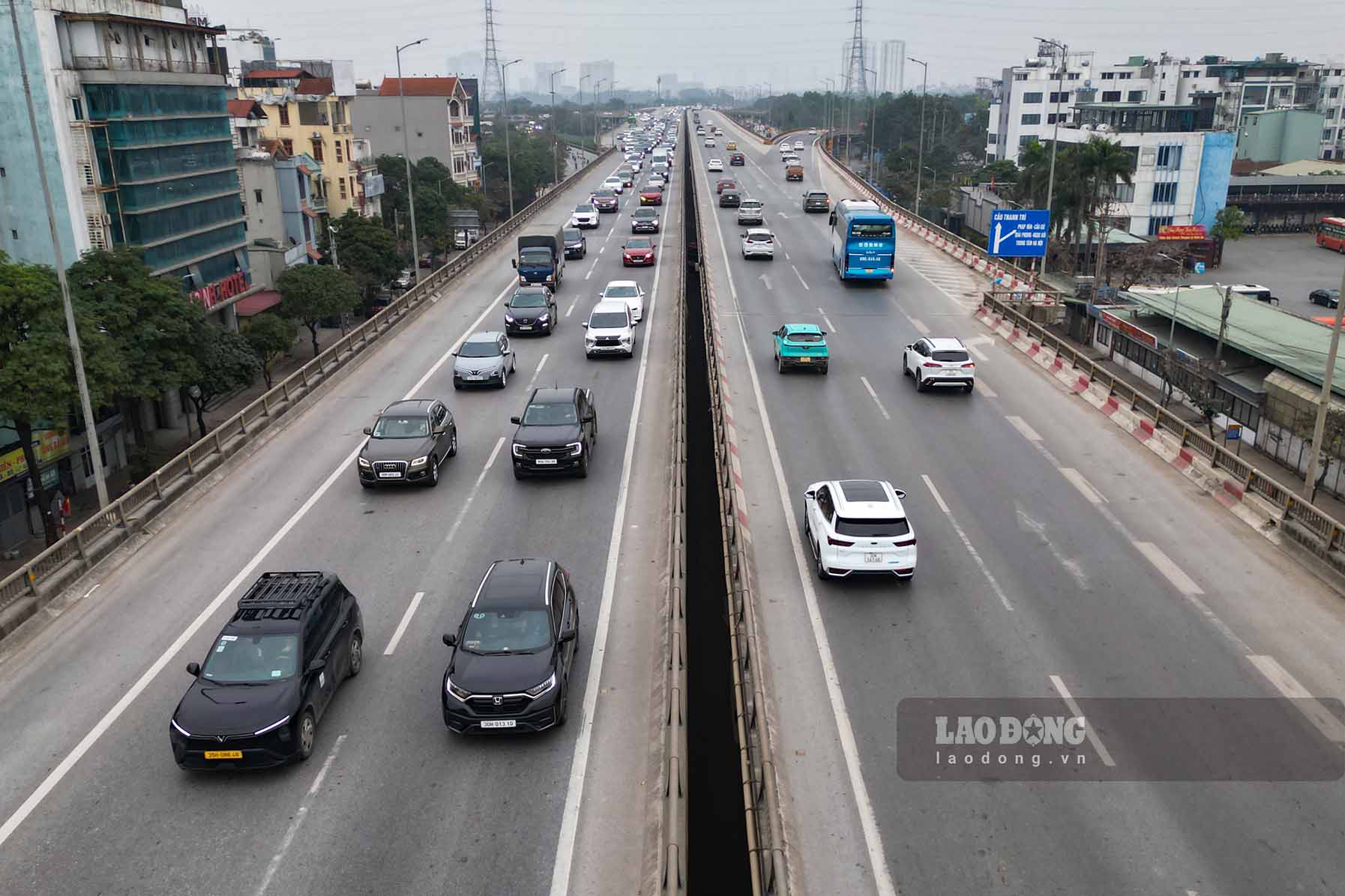 Chiều mùng 3 Tết Nguyên đán Bính Ngọ, giao thông tại Hà Nội nhìn chung ổn định, không xảy ra tình trạng ùn tắc kéo dài.