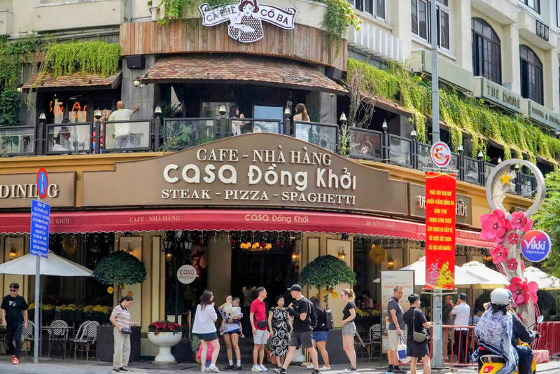 Các quán cà phê, ăn uống đông đúc khách trong ngày mùng 3 Tết. Ảnh: Lê Tú