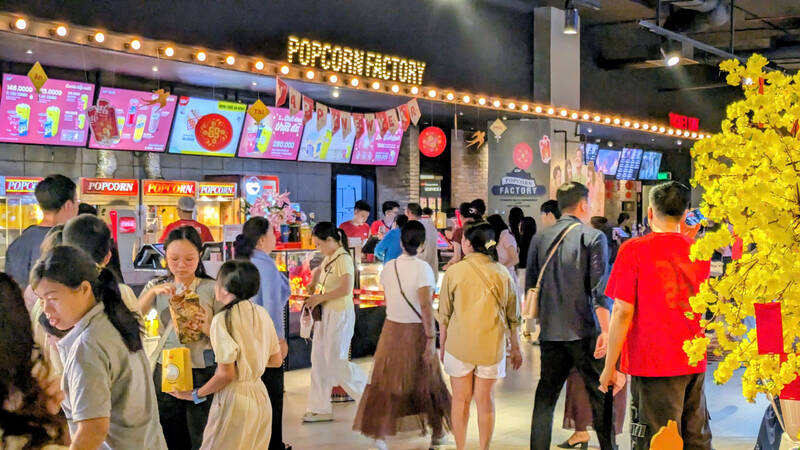 Các rạp phim cũng ghi nhận lượng khách tăng cao trong hôm nay. Ảnh: Lê Tú