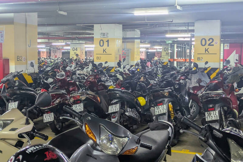 Bãi giữ xe luôn trong tình trạng kín chỗ. Ảnh: Lê Tú