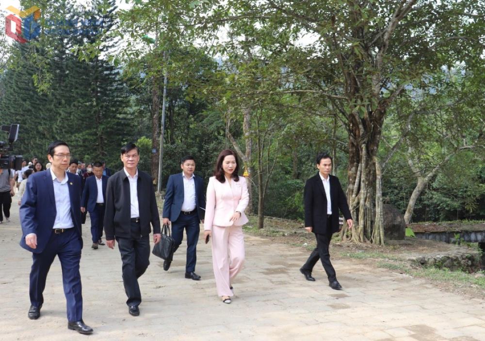 Vice Chairman of the Provincial People's Committee Nguyen Thi Hanh inspects the preparation for the Yen Tu Spring Festival 2026. Photo: Hoang Quynh