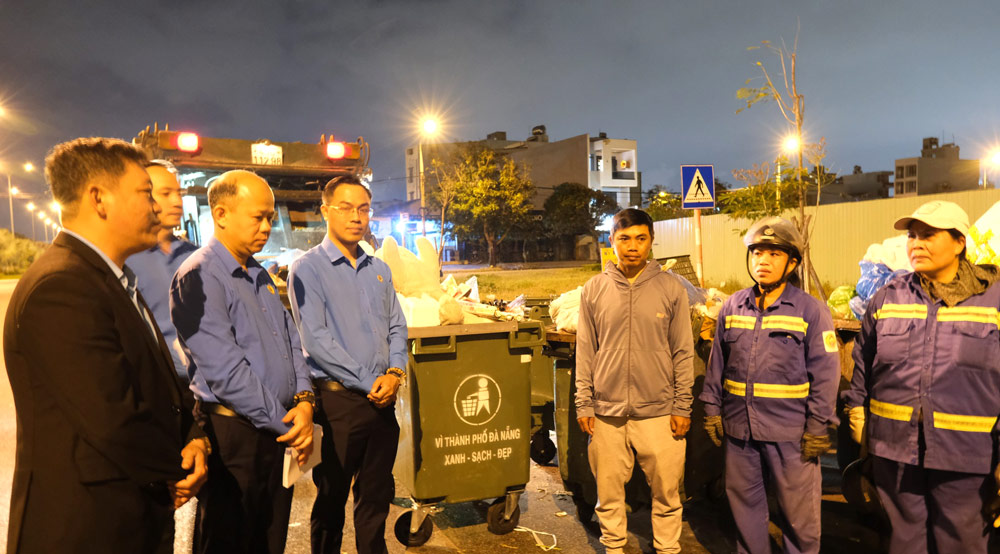 Mr. Le Van Dai - Standing Vice Chairman of Da Nang City Trade Union (2nd from the left) visits and wishes Tet to environmental sanitation workers on New Year's Eve. Photo: Da Nang Trade Union.