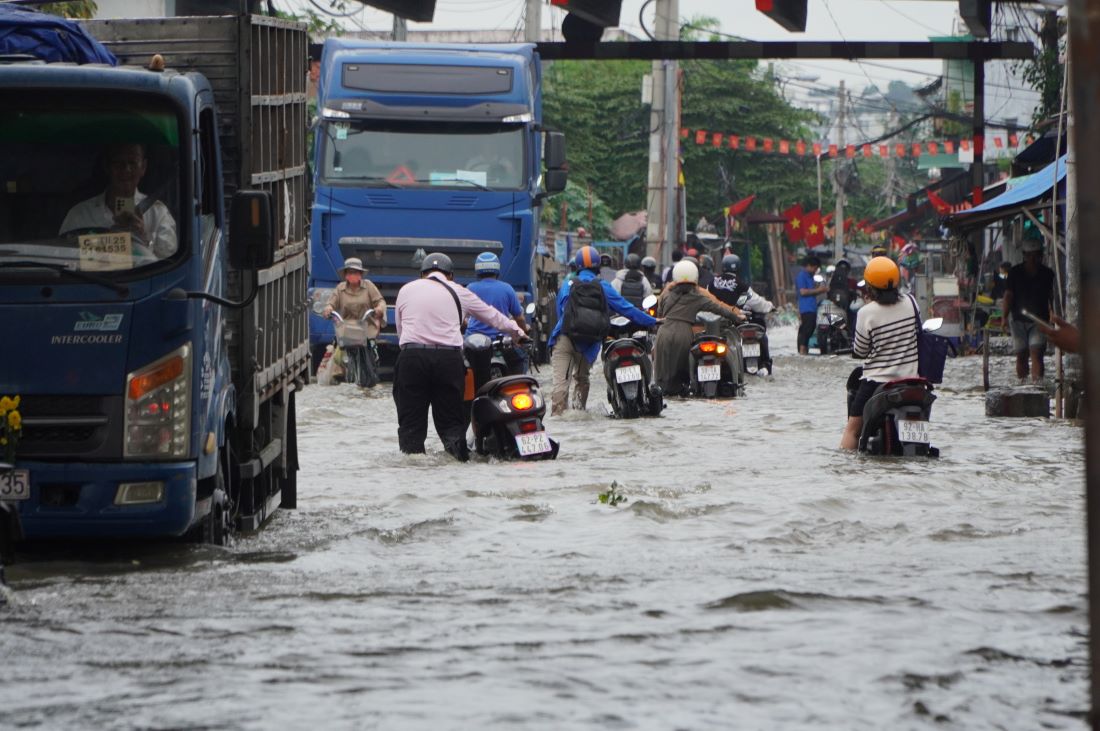 Southern weather with strong sunshine, high tide. Photo: Nguyen Chan