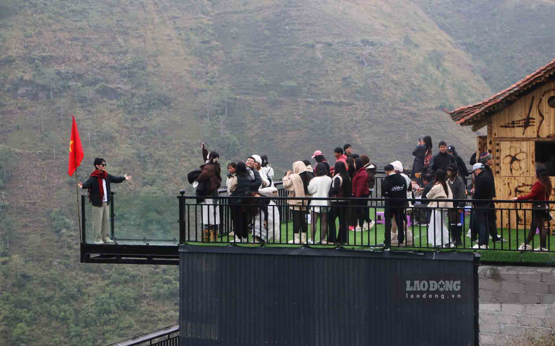 Many people choose to travel to the highlands, admire the scenery and experience local customs during the Lunar New Year holiday. Photo: Nguyen Tung.