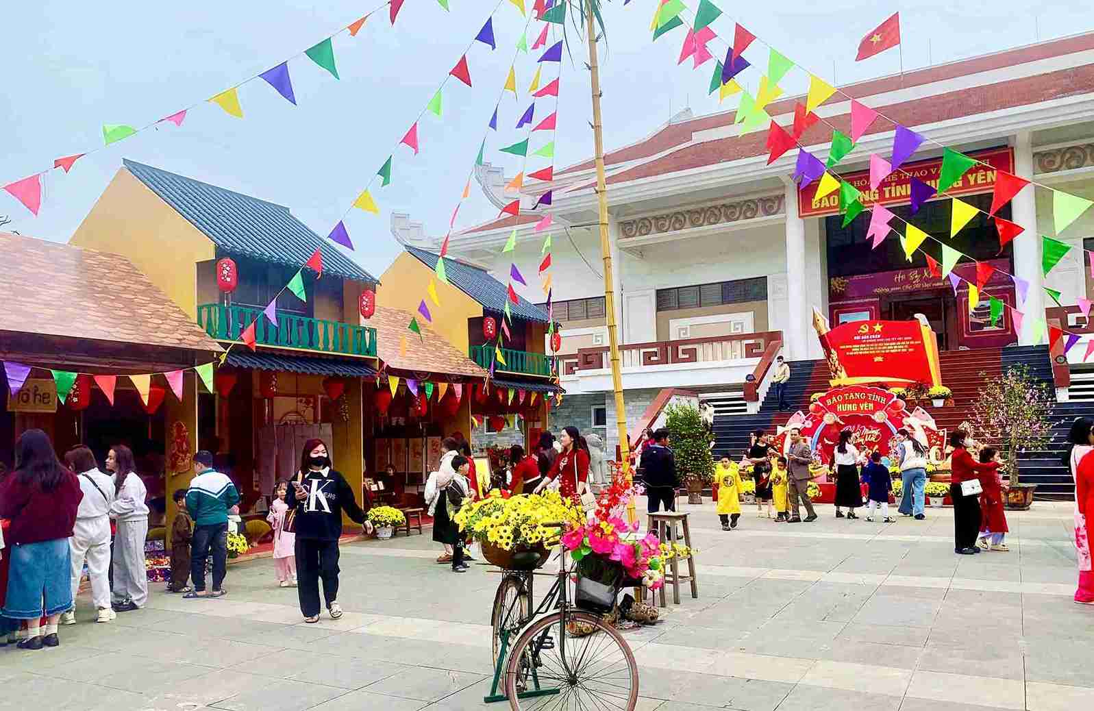 人々は春の旅行に熱心に参加し、「春の新聞祭とベトナムテト市場空間2026」を見学します。写真:フンイエン博物館