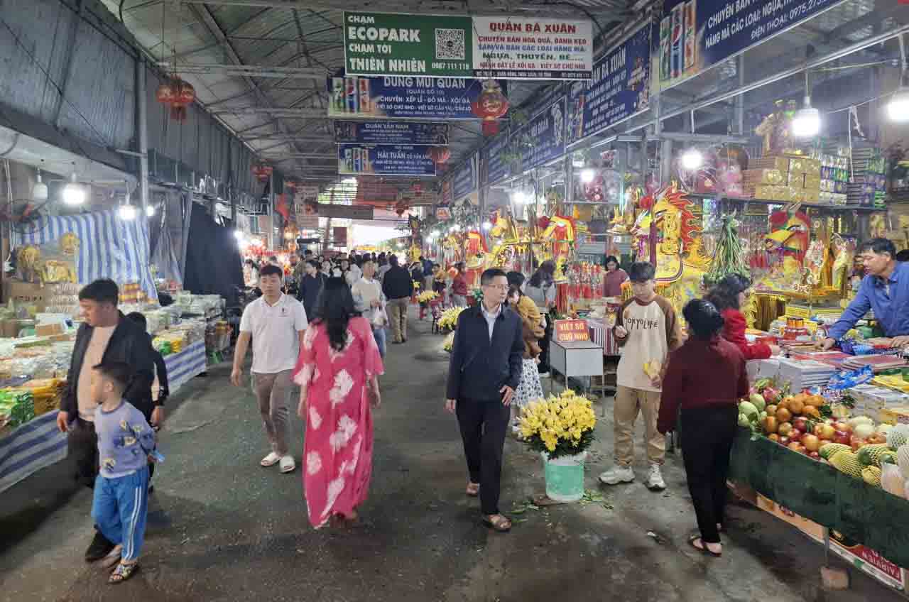 Nhiều cửa hàng bán đồ lễ, trong đó có ngựa giấy. Ảnh: Trần Tuấn.