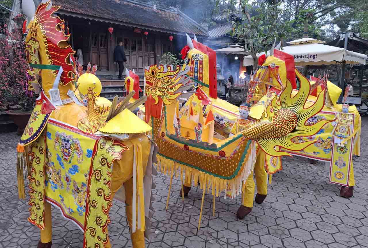 Ngựa giấy bày ở sân Đền Chợ Củi. Ảnh: Trần Tuấn.