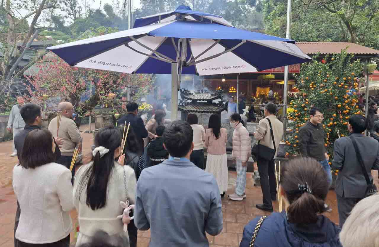 Nhiều người dâng hương cầu may. Ảnh: Trần Tuấn