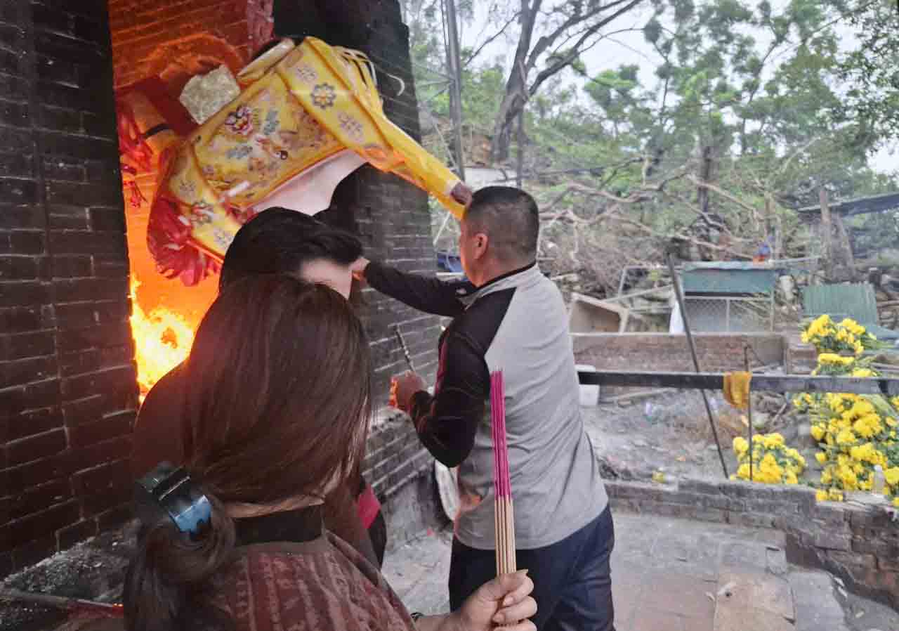 Ngựa giấy bùng cháy khi vào lò. Ảnh: Trần Tuấn