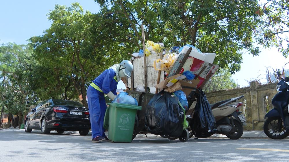 Environmental workers still silently maintain clean and beautiful streets during Tet days. Photo: Thanh Trung