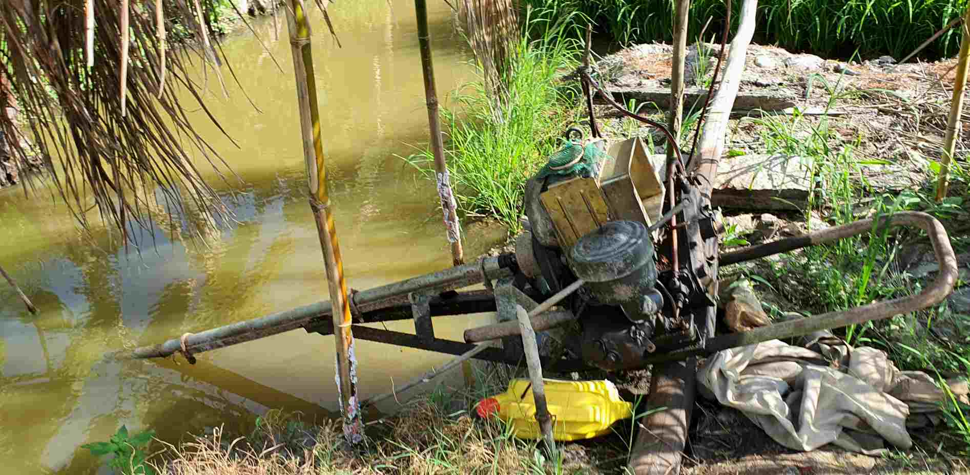 Chủ động bơm nước ứng phó với hạn mặn ngay ngày mùng 3 Tết. Ảnh: Nhật Hồ.