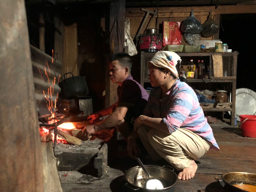 Son died in an accident, the elderly couple still have to take care of 2 grandchildren, Mr. Cuong and Mrs. Noi fell into poverty in a poor village... Photo: Quynh Chi