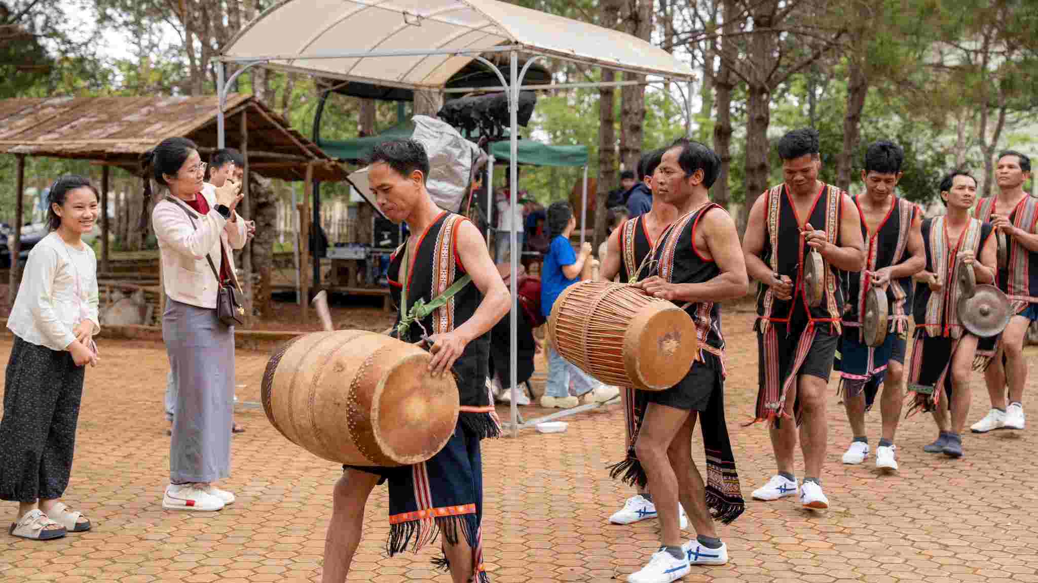 Cồng chiêng được các nghệ nhân trình diễn lưu động trên đường phố Măng Đen. Ảnh: Hà Nguyễn