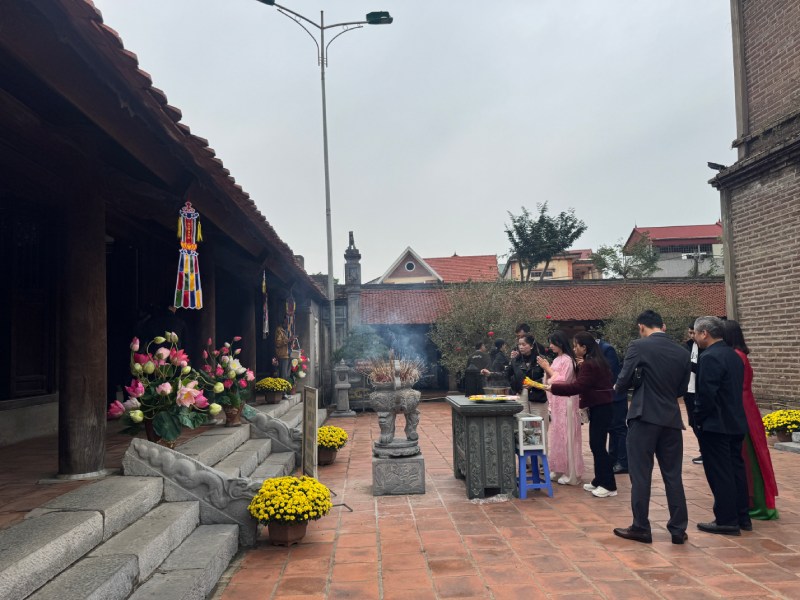 Nhiều người dân chọn chùa Dâu làm điểm du xuân đầu năm. Ảnh: Trí Minh