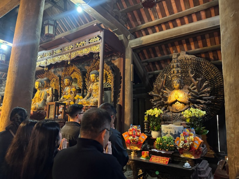 People worship the Bodhisattva Avalokiteśvara with thousands of eyes and hands at But Thap Pagoda. Photo: Tri Minh