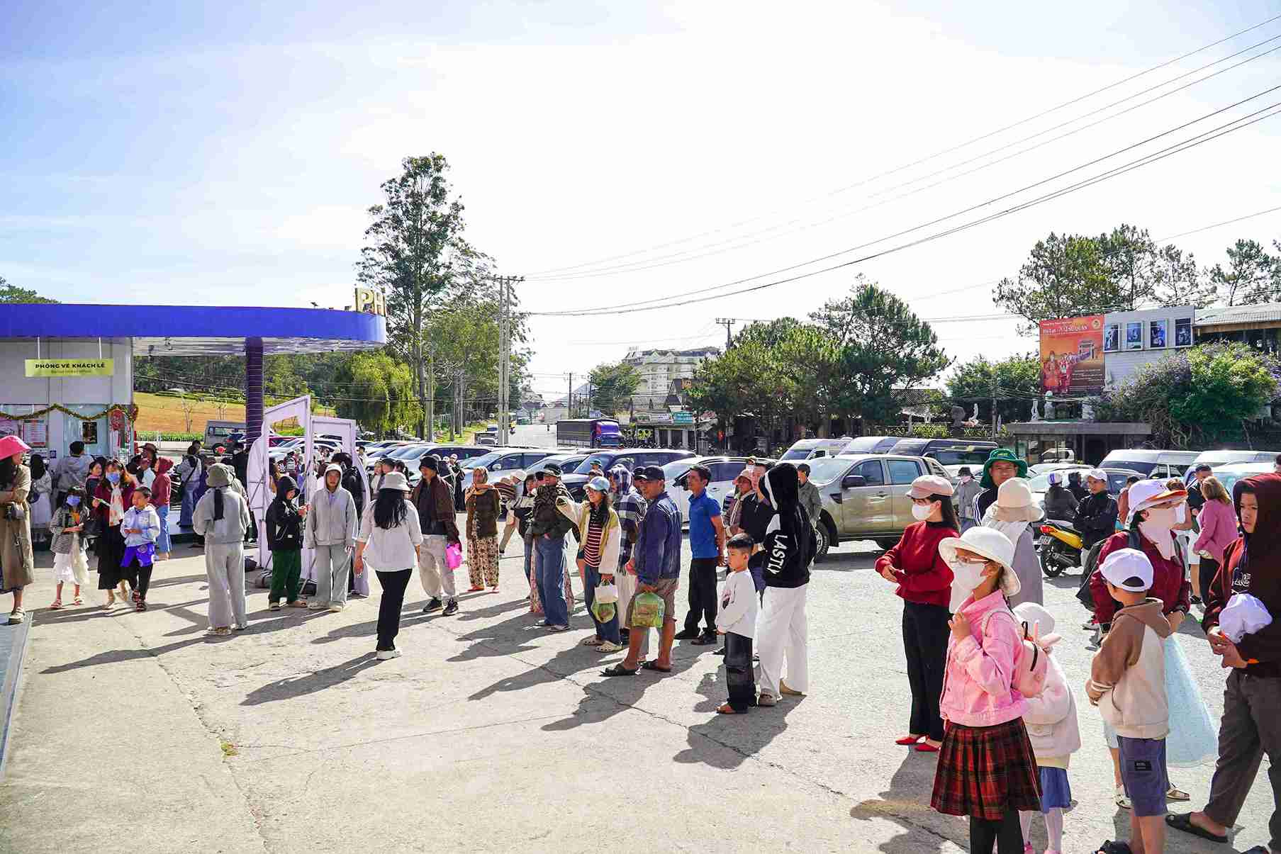 Thung lủng Tình Yêu tấp nập người dân đến vui chơi, du xuân ngày mùng 3 Tết. Ảnh: Hải Đường 