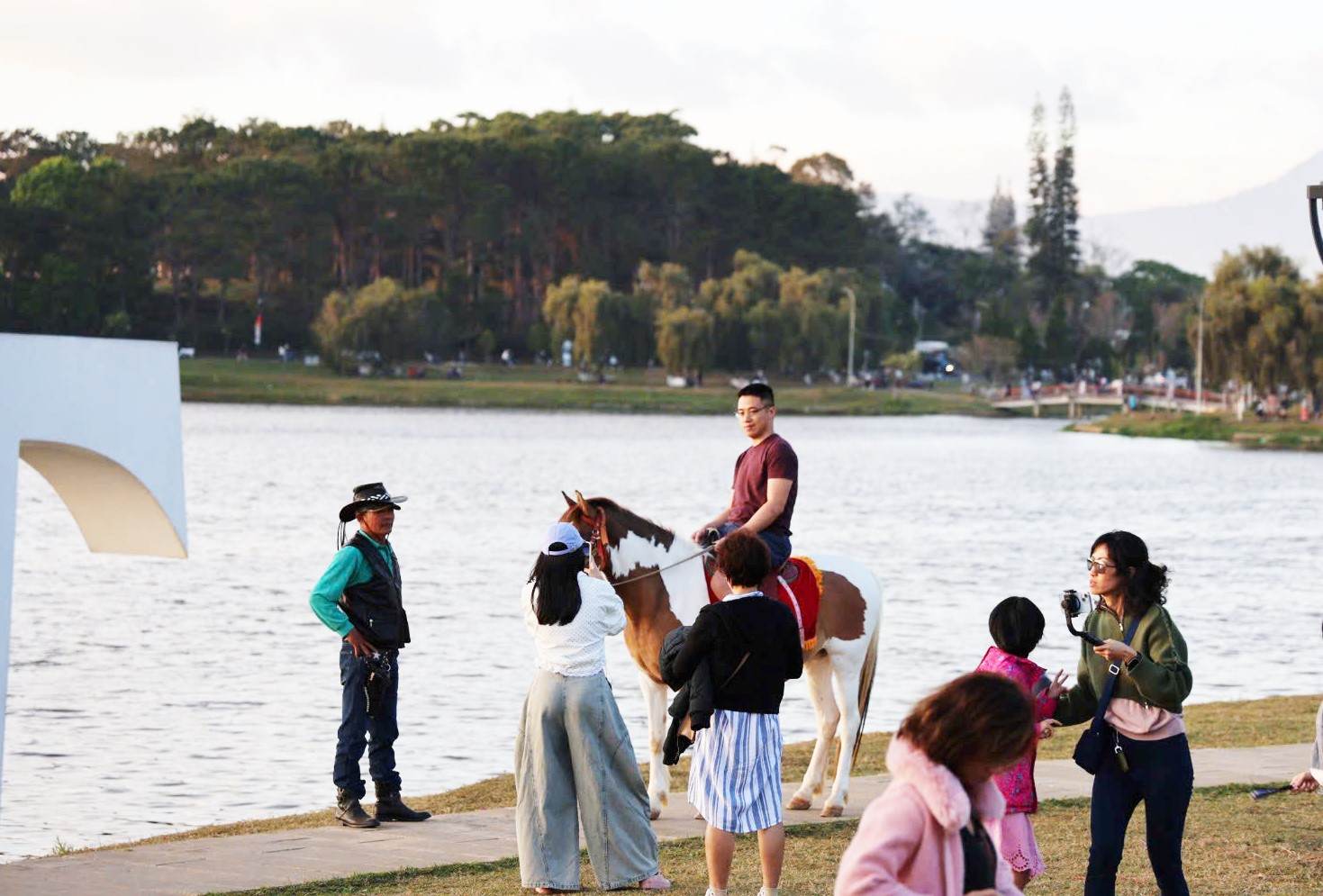 Du khách thuê ngựa chụp hình khi đến Đà Lạt du xuân đầu năm mới Bính Ngọ. Ảnh: Hải Đường 