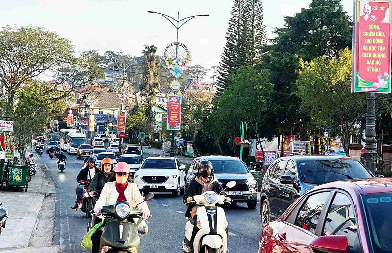 Đường phố Đà Lạt đông đúc xe cộ khách đến vui chơi, du xuân đầu năm mới. Ảnh: Hải Đường 