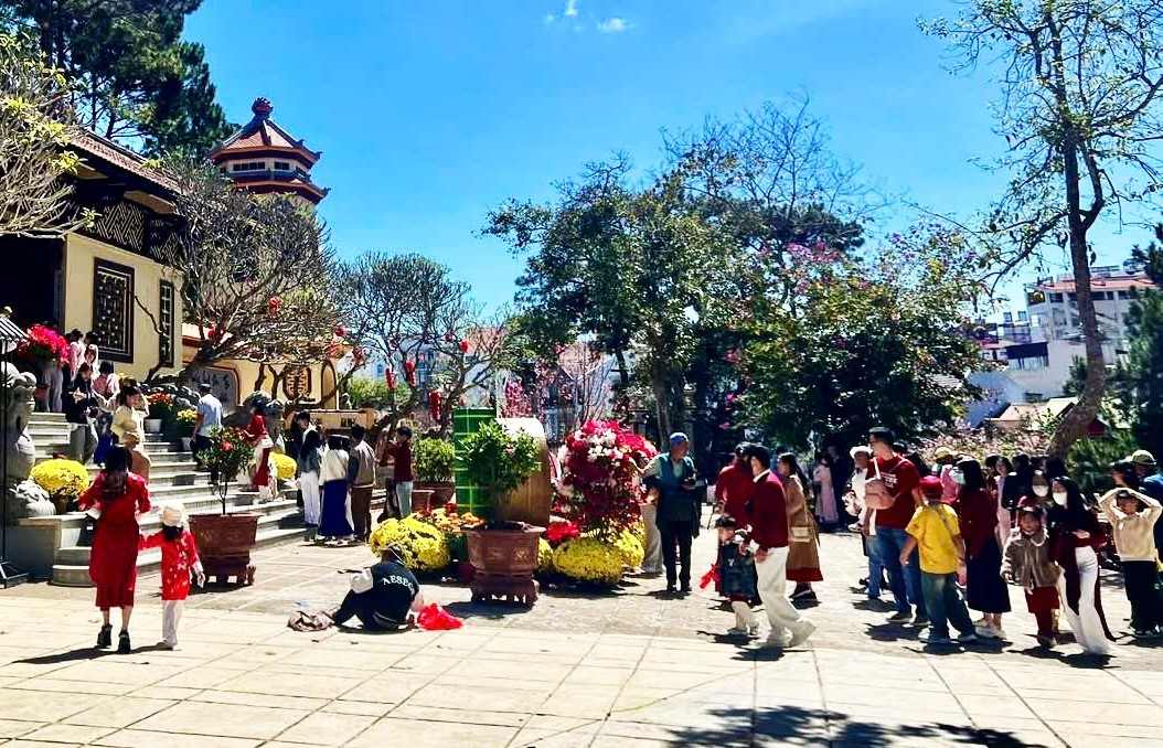 Người dân, du khách đi lễ chùa cầu an, cầu may đầu năm mới Bính Ngọ tại Đà Lạt. Ảnh: Hải Đường 