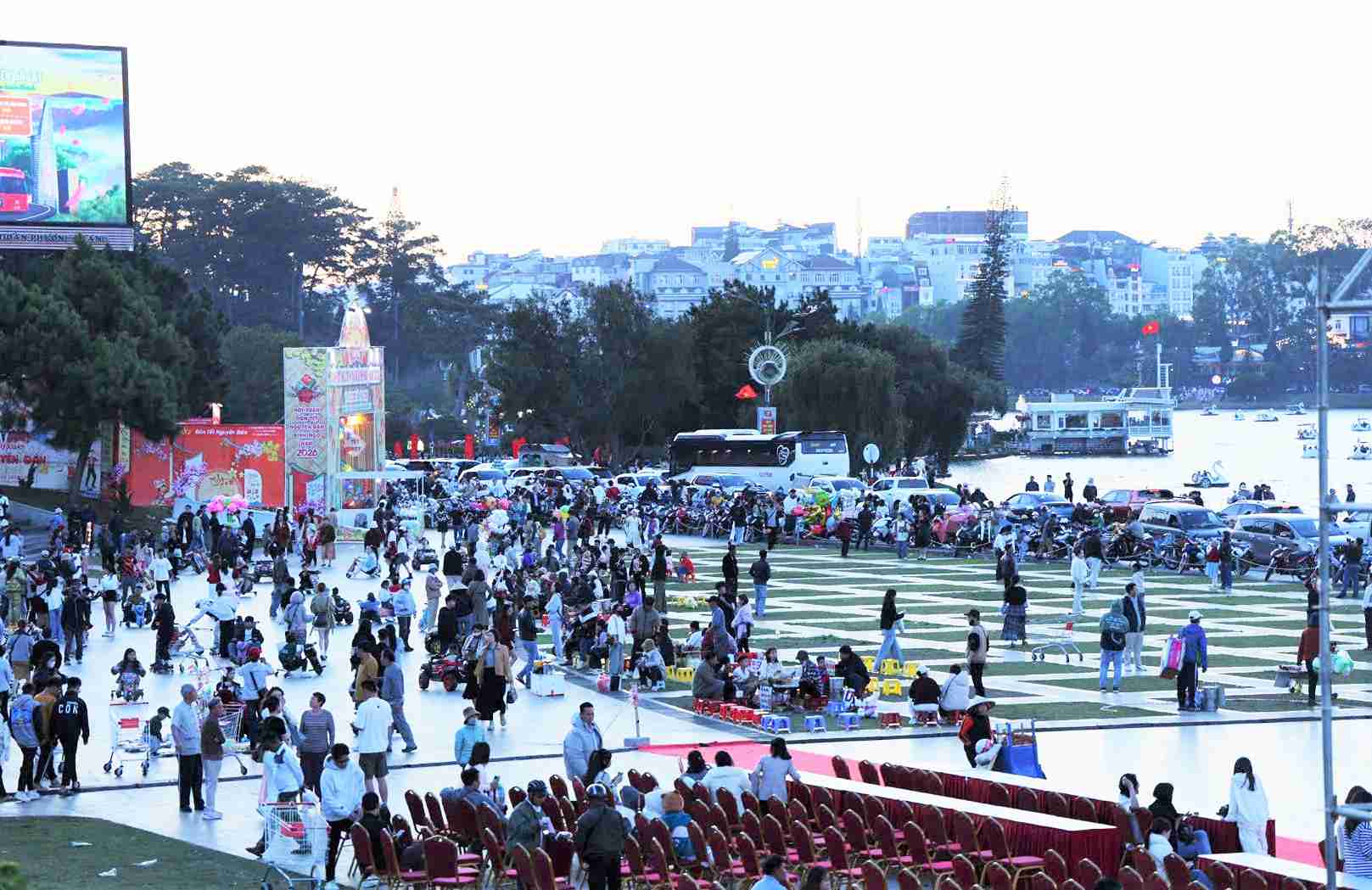 On the 3rd day of Tet, Da Lat mountain town is crowded with people and tourists coming to enjoy spring. Photo: Hai Duong