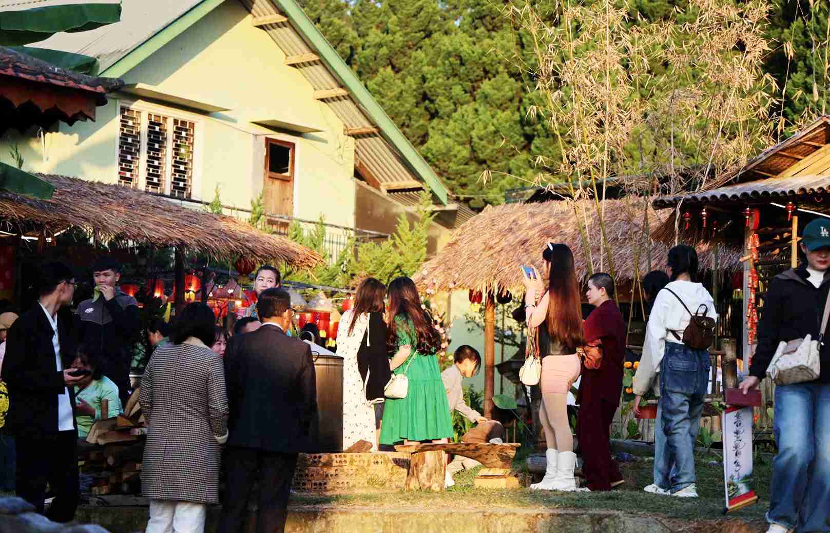 Quán hàng ở Đà Lạt đông đúc vào ngày mùng 3 Tết khi lượng khách đến du xuân, chơi Tết đang tăng dần. Ảnh: Hải Đường 